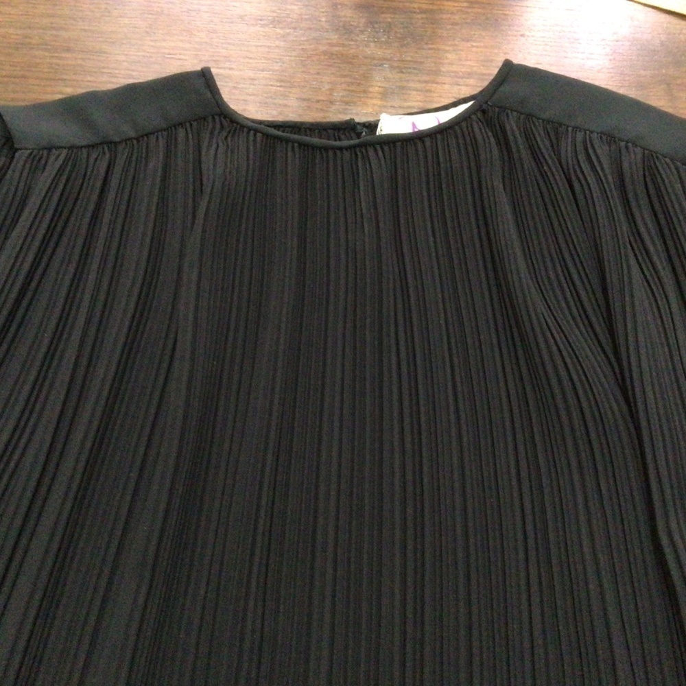 Elegant Black Pleated Midi Shift Dress - Picture 7 of 8